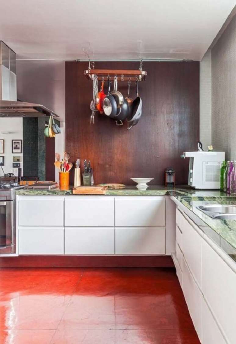 17. Cozinha moderna com piso queimado vermelho. Fonte: Decor F&aacute;cil