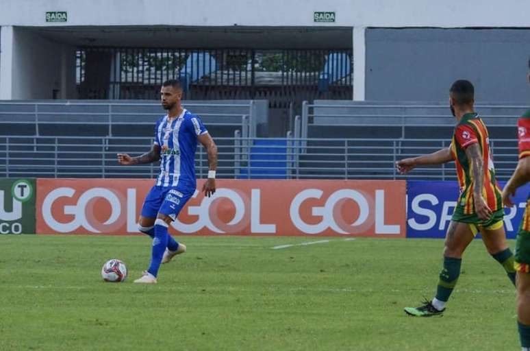 Zagueiro vive bom momento no Azulão (Augusto Oliveira/CSA)