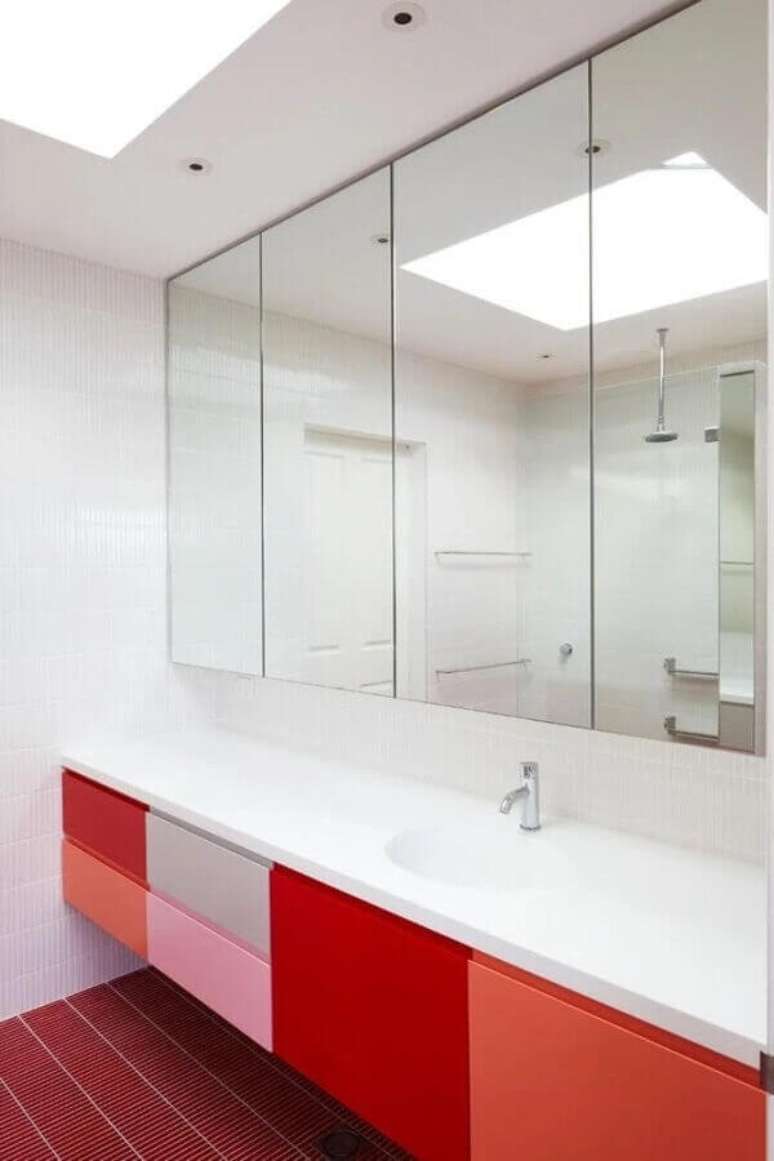 8. Gabinete para banheiro vermelho com portas em v&aacute;rias tonalidades. Fonte: Houzz