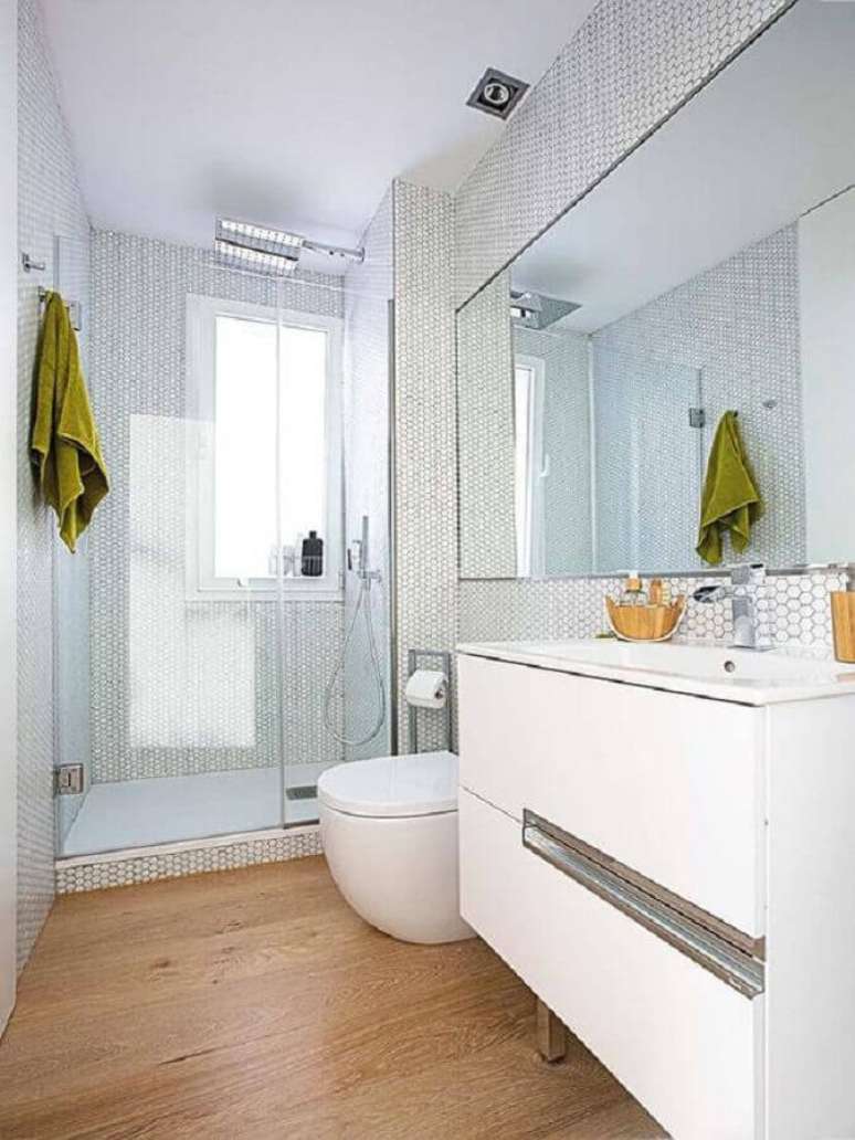 24. Decoração clean para banheiro com piso de madeira e pastilhas hexagonal branca – Foto: Elle Decor