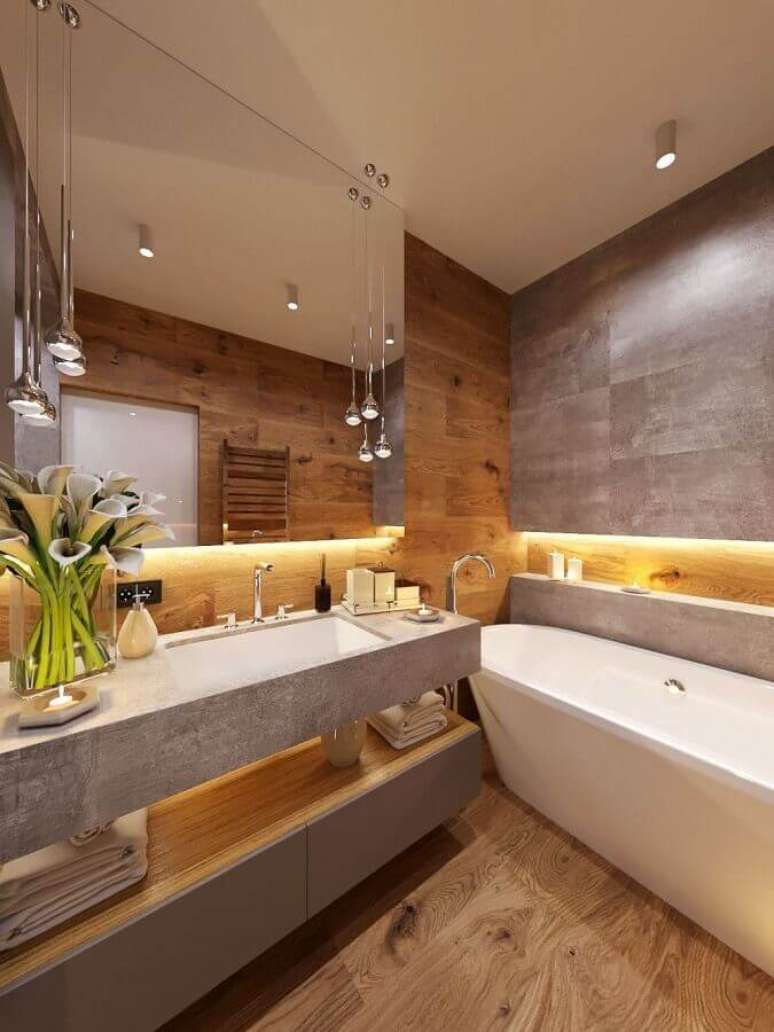 34. Decoração moderna com banheira de imersão para banheiro com piso de madeira – Foto: Houzz