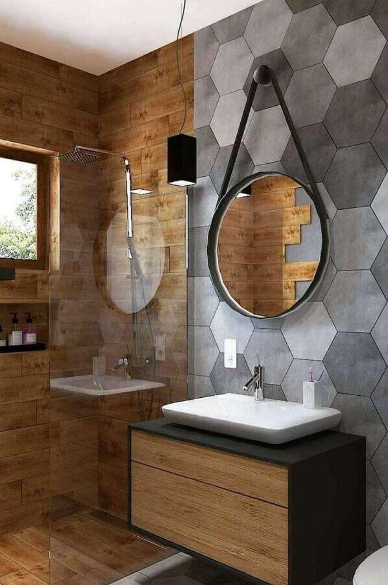 38. Decoração moderna com revestimento hexagonal cinza para banheiro com piso de madeira – Foto: Home Fashion Trend