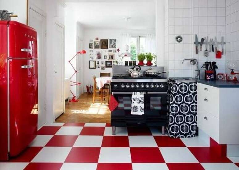 6. O piso xadrez vermelho traz muita personalidade a cozinha vintage. Fonte: Blog Arredamento