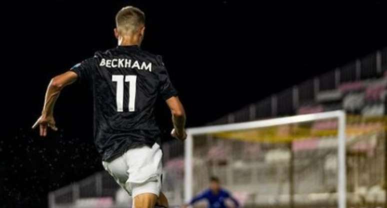 Romeo Beckham durante o seu jogo de estreia como jogador profissional