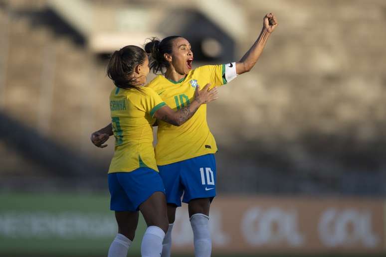  Debinha comemora gol com Marta na goleada do Brasil sobre Argentina em João Pessoa em amistoso Lucas Figueiredo CBF