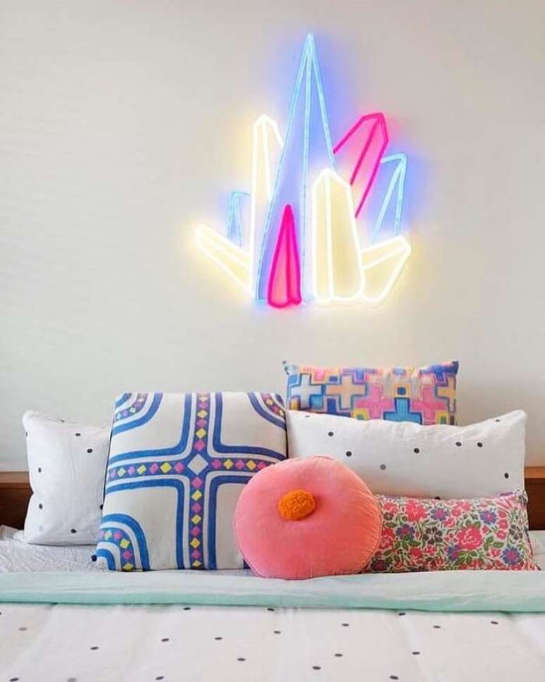 13. Almofadas divertidas decoram o quarto neon feminino. Fonte: Electric Confetti