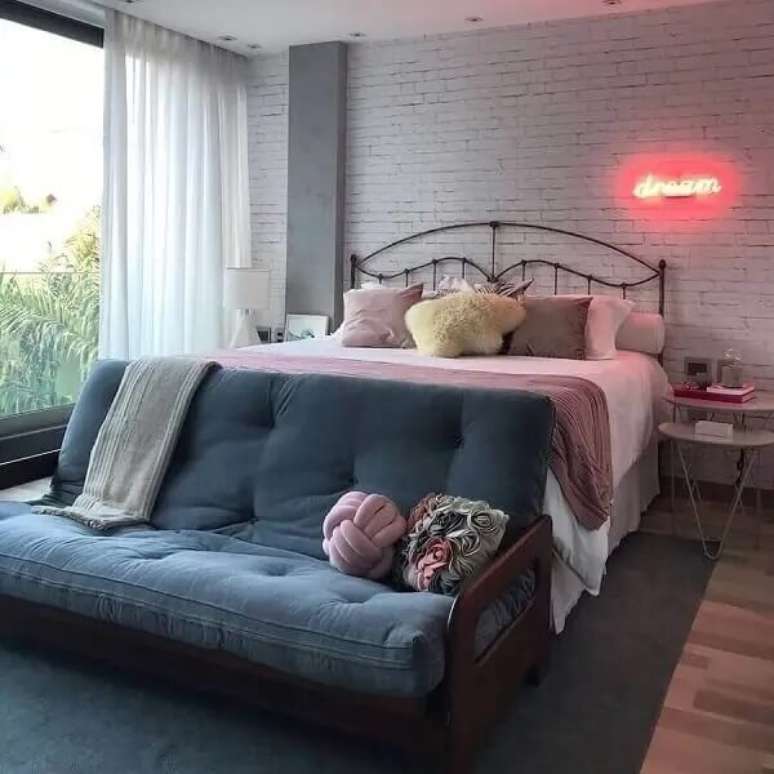 26. Neon pink decora o quarto de casal. Fonte: Wattpad
