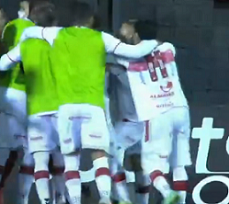 Diego Torres comemora seu gol com os demais companheiros de time (Foto: Reprodução/Premiere)