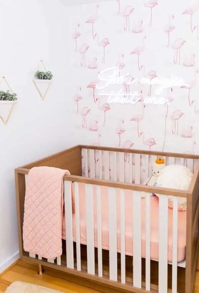 34. Papel de parede e letreiro luminoso decora o quarto neon de bebê. Fonte: Decor Fácil