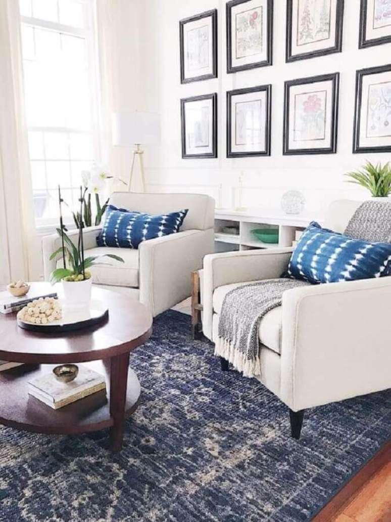 11. Decoração azul e branco com poltrona branca para sala de estar – Foto: Style Me Pretty