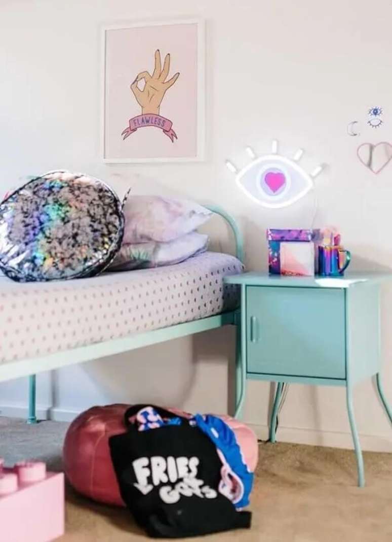 10. A lumin&aacute;ria em formato de olho se harmoniza com o restante da decora&ccedil;&atilde;o de quarto neon. Fonte: Decor F&aacute;cil