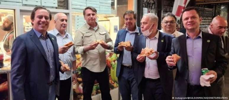 "Jantar de luxo": Pizza na rua em Nova York de Bolsonaro e comitiva repercutiu na Alemanha