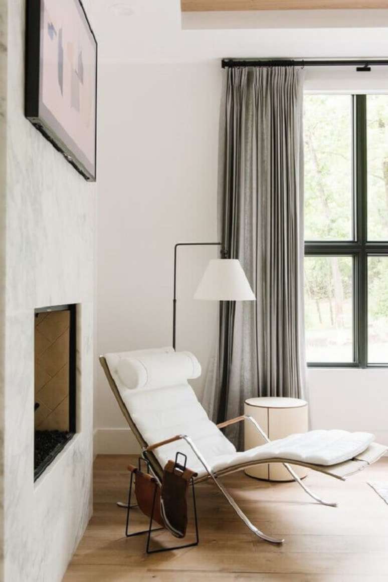 57. Sala com lareira decorada com poltrona branca moderna – Foto: Studio McGee