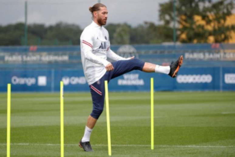 Sergio Ramos já faz trabalhos no campo no PSG (Foto: C. Gavelle / PSG)