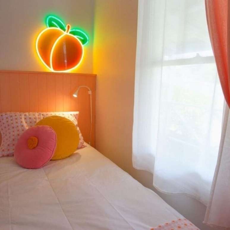 15. Aposte em luminárias divertidas para compor o quarto neon. Fonte: Sugar Republic