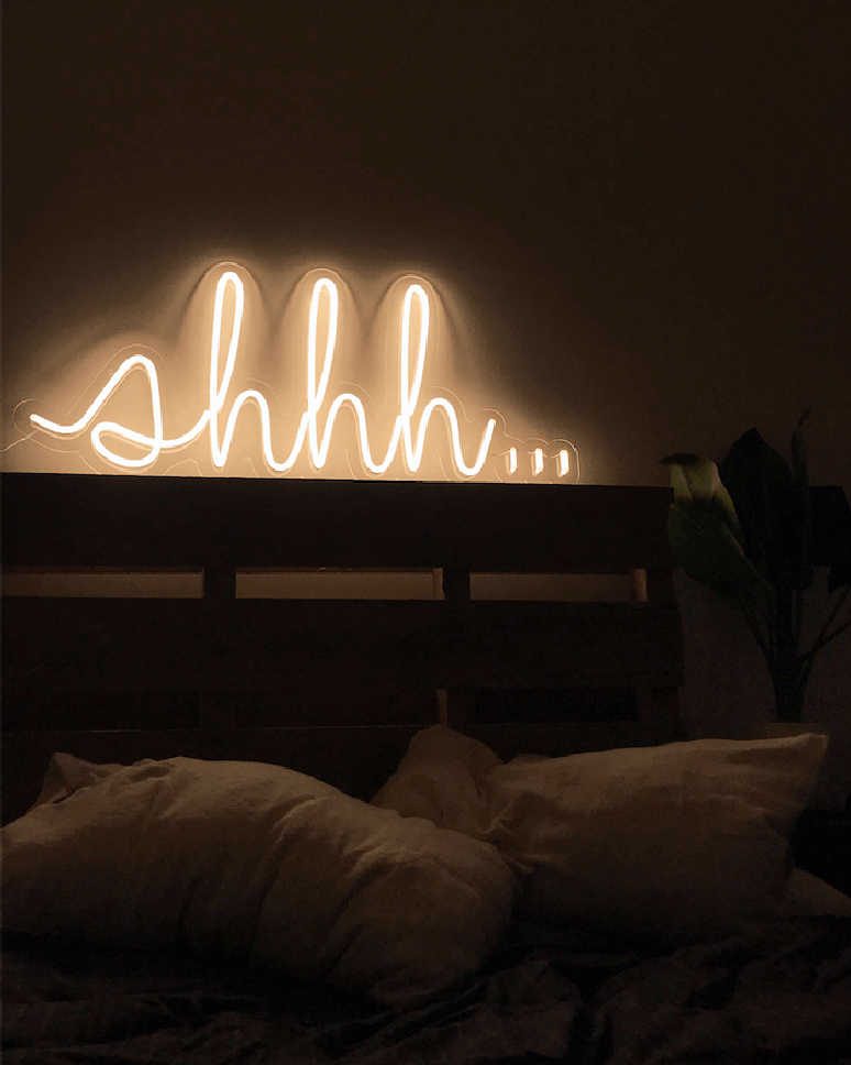 50. Use o letreiro sobre a cabeceira da cama no quarto neon. Fonte: Line 17