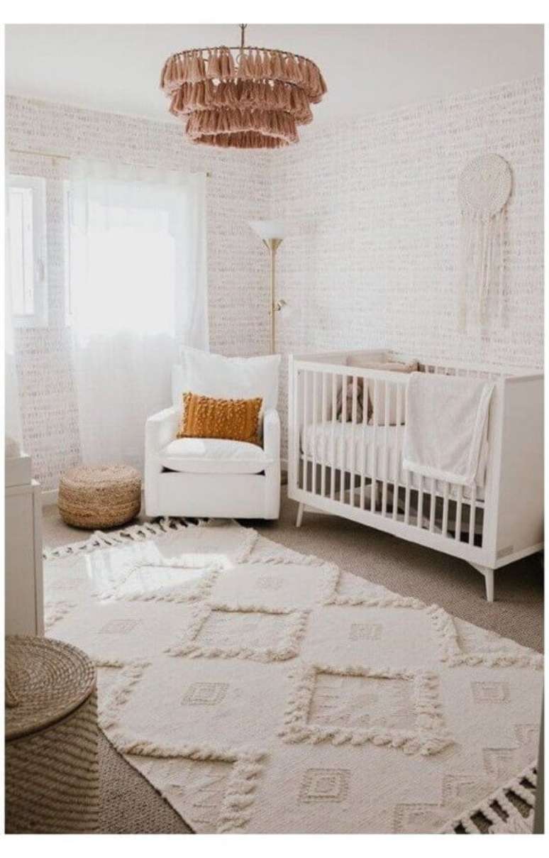 35. Poltrona branca para quarto de bebe decorado em cores claras – Foto: Home Fashion Trend
