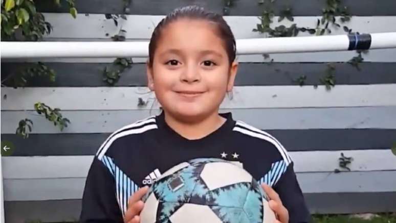 Com apenas oito anos, Felicitas Flores assinou um contrato com a Nike e encantou Lionel Messi com a sua habilidade.