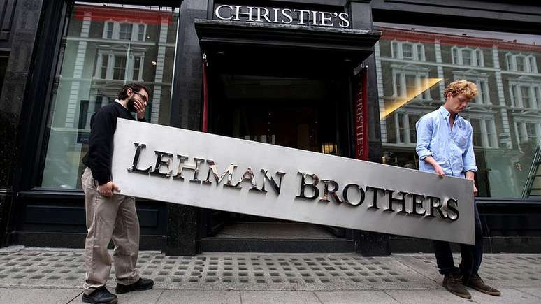 Crise de 2008 teve início com o estouro da bolha das hipotecas no mercado financeiro americano, que levou à falência do banco Lehman Brothers e à queda das bolsas e recessão em todo o mundo
