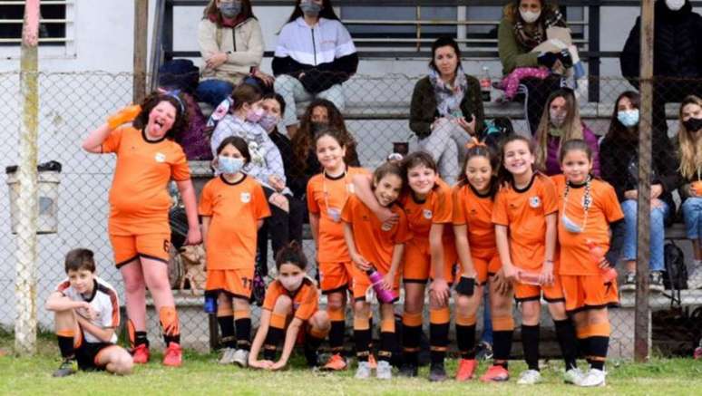 Felicita Flores (a última da direita) ao lado de suas companheiras do ADIP, clube pelo qual a jovem também joga.