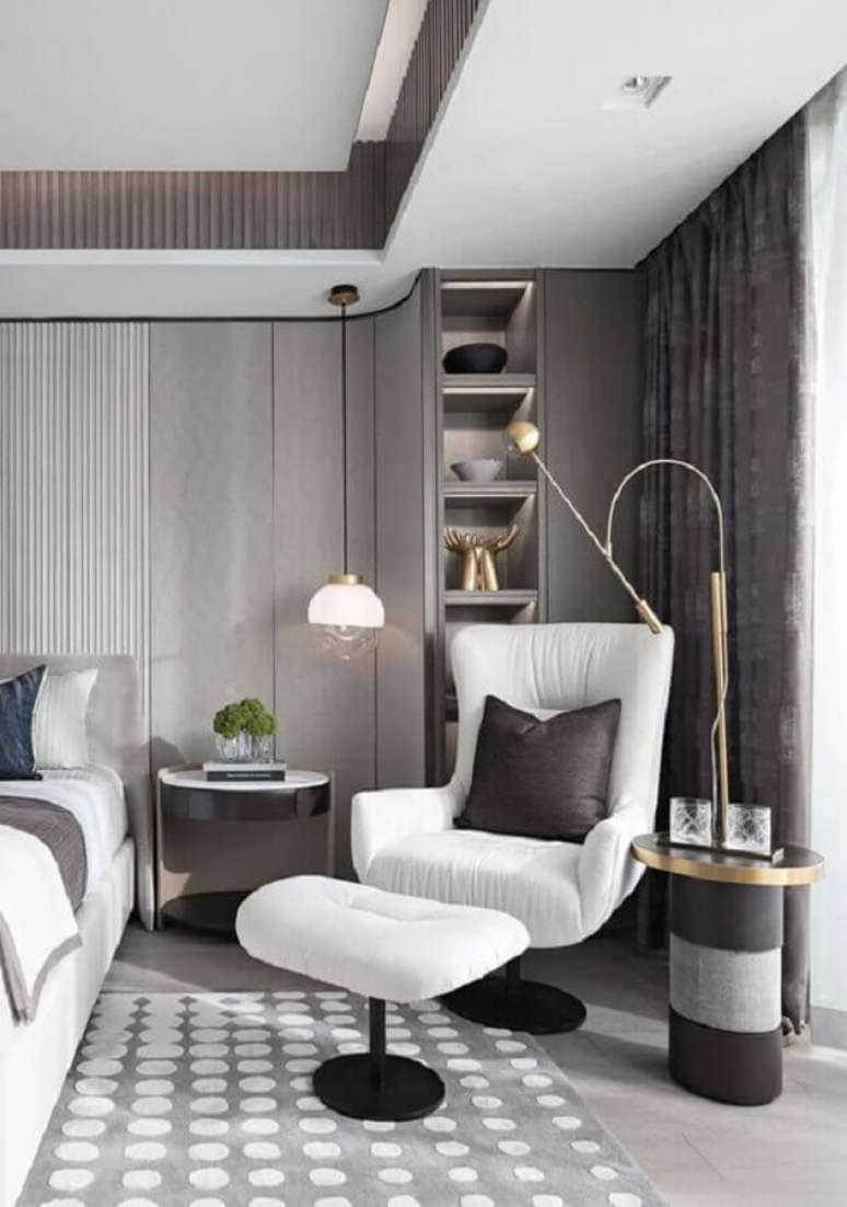 8. Poltrona branca para quarto cinza moderno decorado com luminária pendente – Foto: Casa Tres Chic