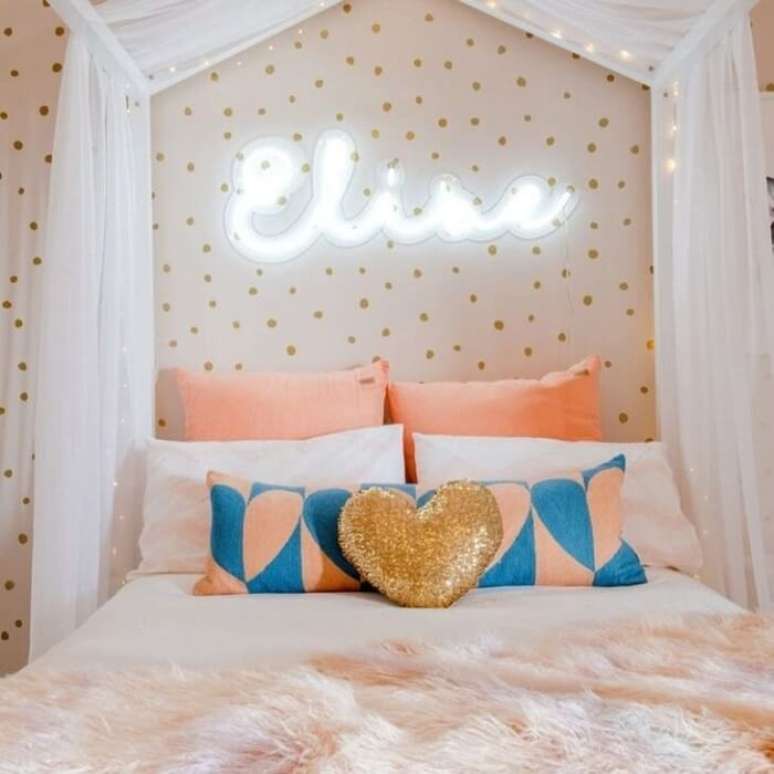 11. A luz neon para quarto traz vida para a cabeceira da cama. Fonte: Nest Design Studio