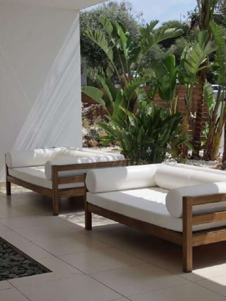 29. Jardim decorado com poltrona branca com madeira – Foto: Essential Home