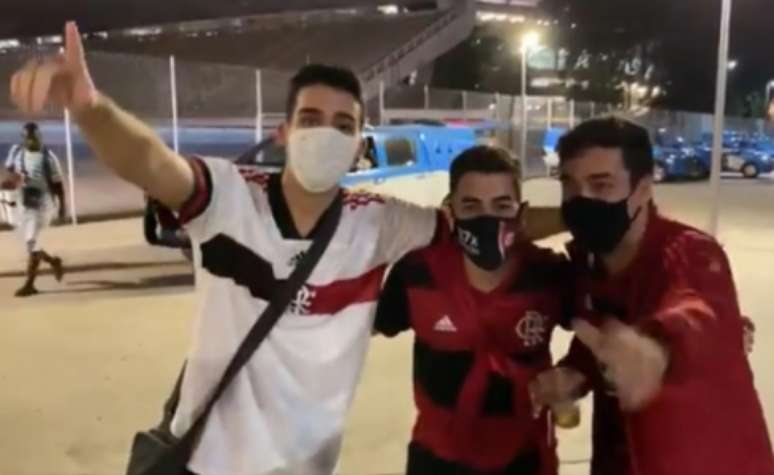 Flamengo: Torcedores festejam na porta do Maracanã (Foto: Lance!/Rodrigo Portella)