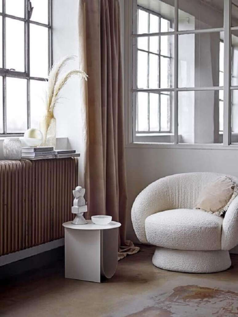 3. Cores neutras para decoração de sala com poltrona decorativa branca – Foto: Editions de lArkhan