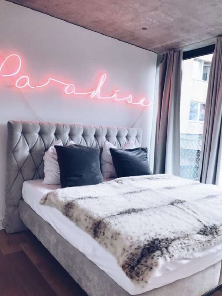 39. Quarto neon de casal decorado com letreiro luminoso. Fonte: Nova Lana Love