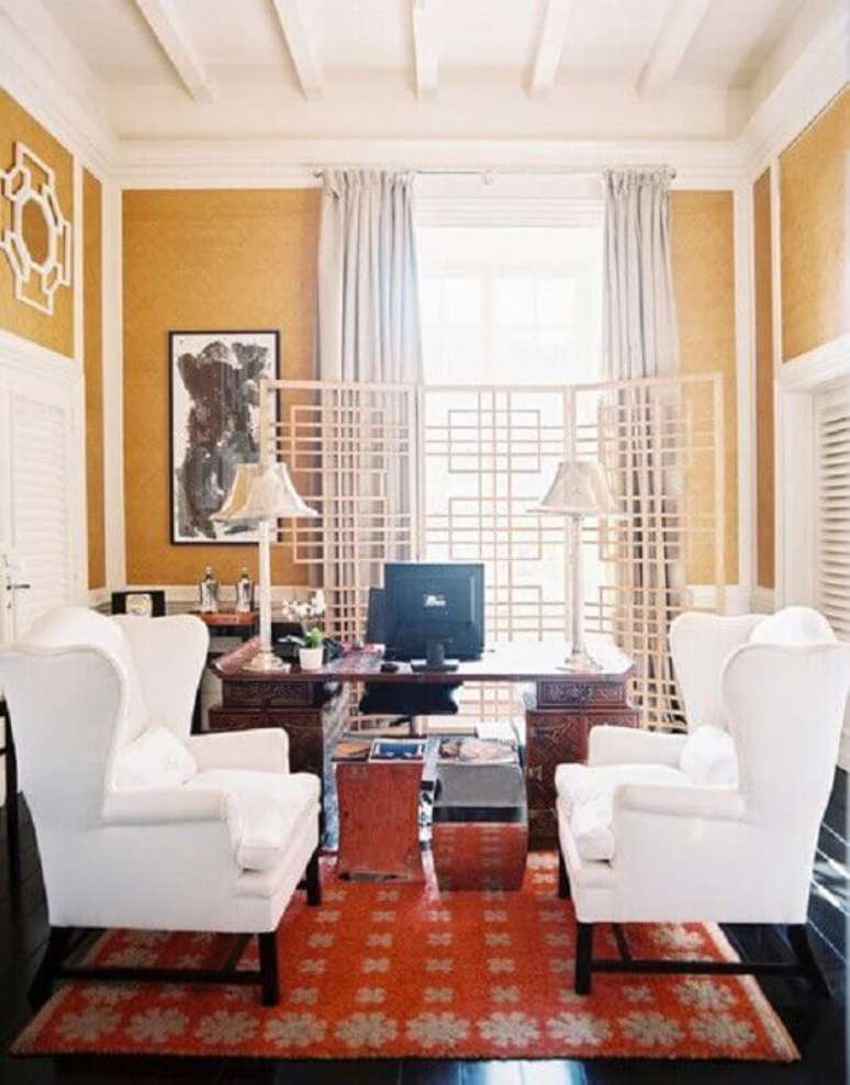 18. Decora&ccedil;&atilde;o de escrit&oacute;rio com parede amarela e poltrona branca &ndash; Foto: Lonny Magazine