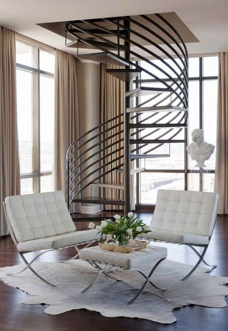 50. Poltrona branca para sala decorada com tapete de couro e escada caracol &ndash; Foto: Decor F&aacute;cil