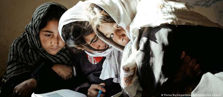 Futuro da educação das meninas é incerto num Afeganistão sob o Talibã
