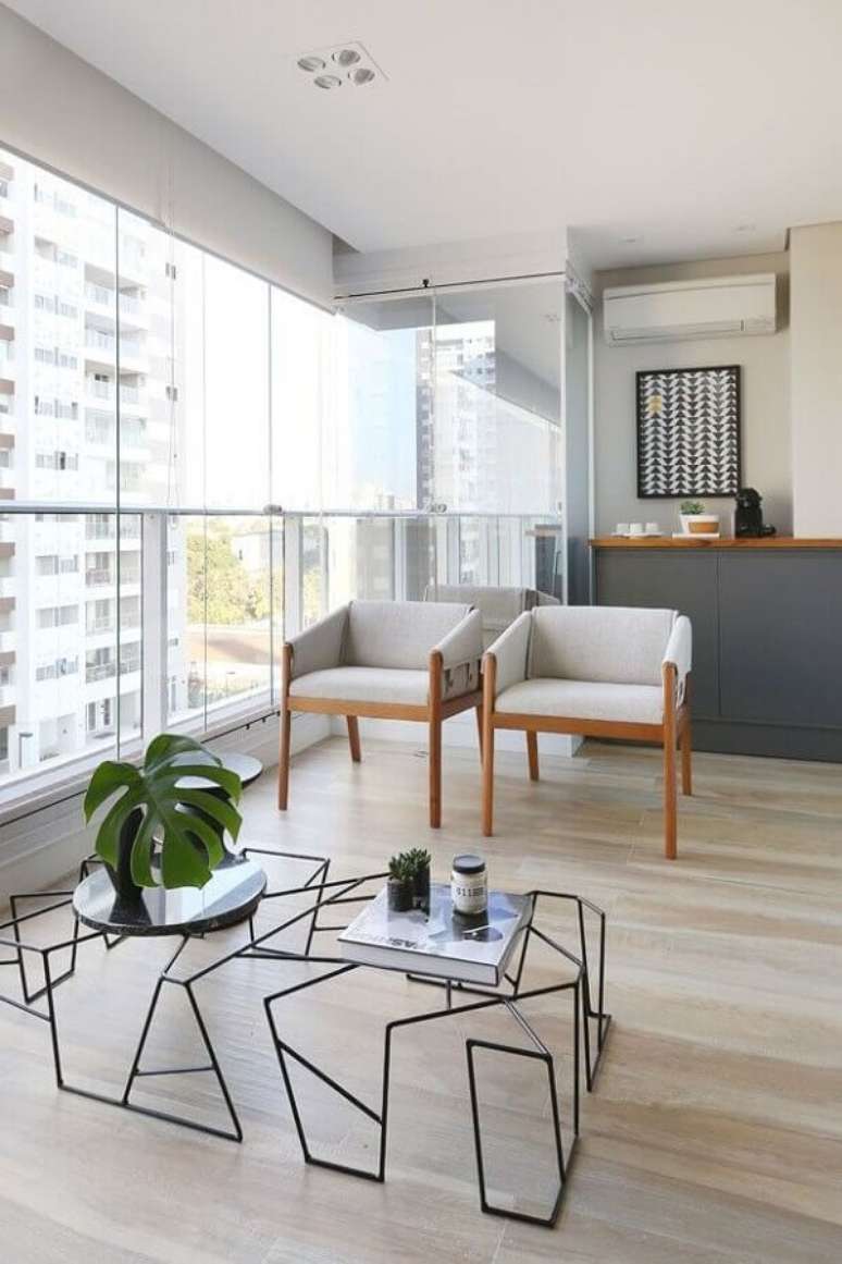 60. Varanda de apartamento decorada com poltrona branca – Foto: Degrade Decoração