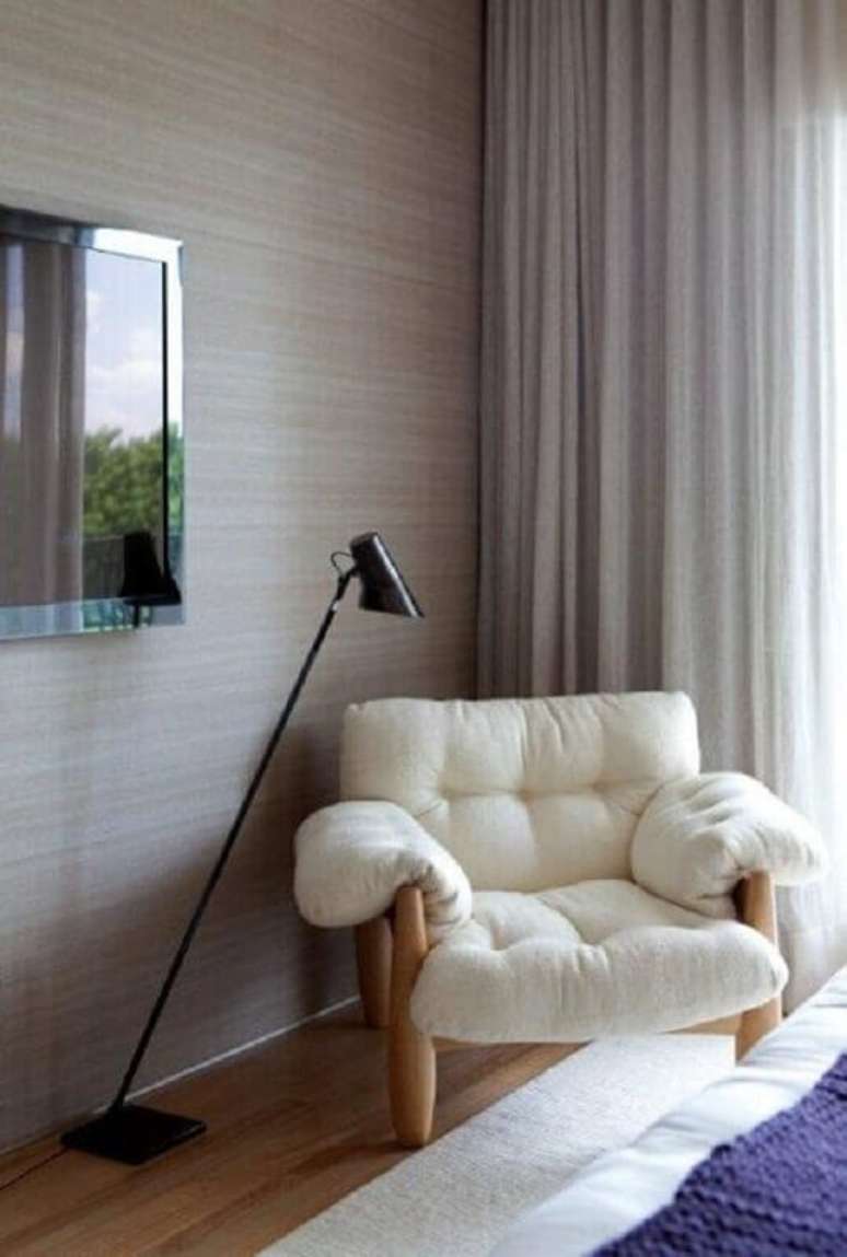33. Poltrona branca confortável para quarto decorado com luminária de piso – Foto: Decor Fácil