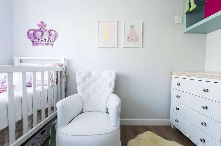 15. Decoração clean com poltrona branca para quarto de bebe – Foto: Carla Cuono