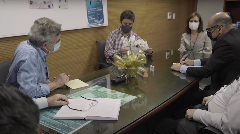 Em vídeo divulgado pelo Instituto Butantan no mês de janeiro, Ricardo de Palacios (ao centro) divulga em primeira mão a taxa de eficácia da CoronaVac aos seus colegas