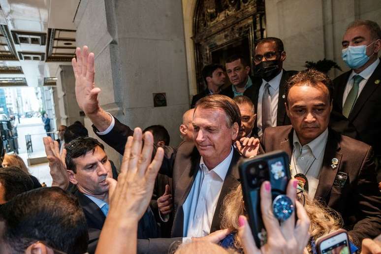 Presidente Jair Bolsonaro conversa com apoiadores do lado de fora do hotel em que se hospedou em Nova York
21/09/2021 REUTERS/Stephen Yang