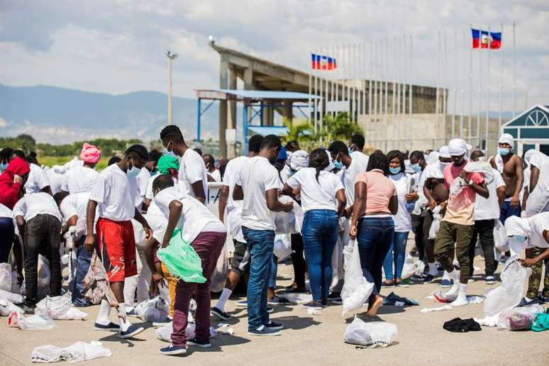Imigrantes hiatianos deportados dos EUA chegam a Porto Príncipe
21/09/2021 REUTERS/Ralph Tedy Erol
