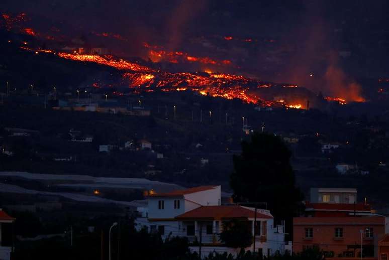 Lava por trás de casas após erupção de vulcão na ilha de La Palma, na Espanha
20/09/2021 REUTERS/Borja Suarez