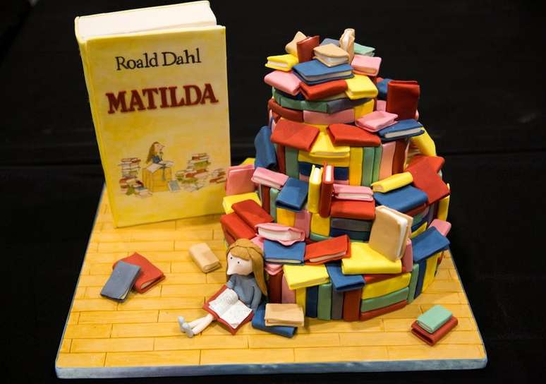 Bolo com decoração inspirada no livro "Matilda", de Roald Dahl, em Londres
03/10/2015 REUTERS/Neil Hall