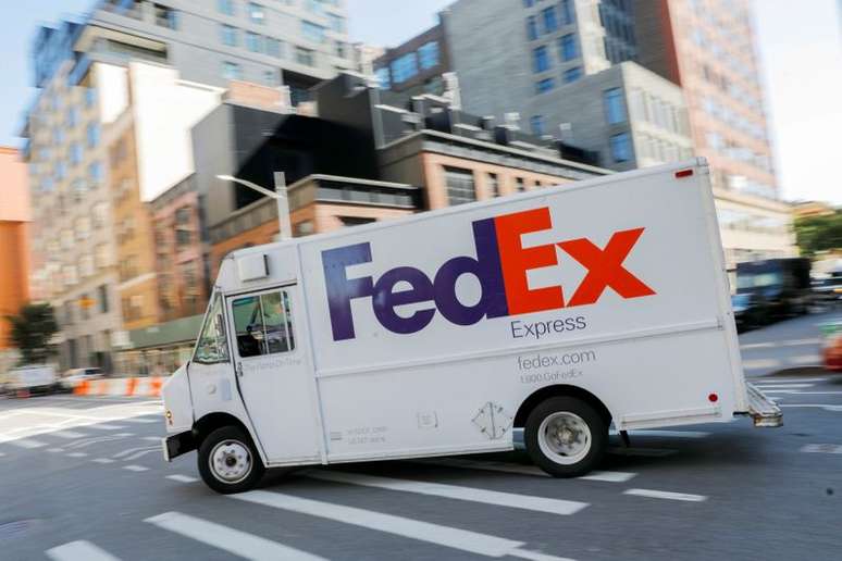 Ve&iacute;culo de entrega de encomendas da FedEx, em Nova York. 3/9/2021. REUTERS/Andrew Kelly