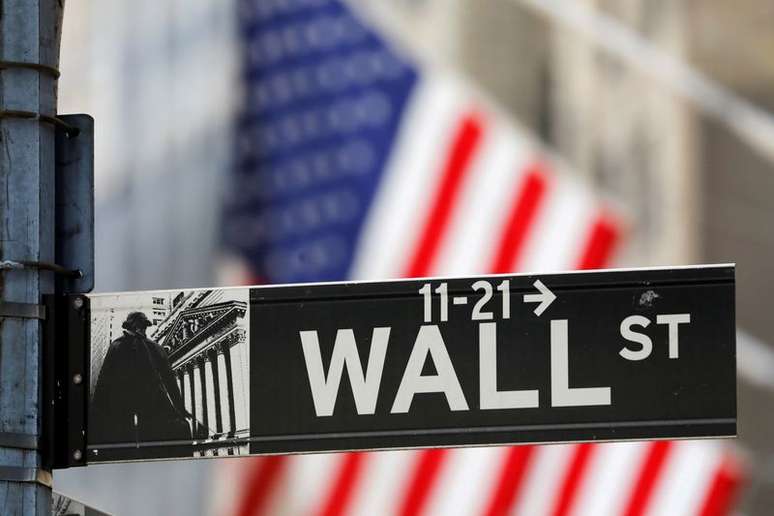 Placa de Wall Street em frente ao prédio da Bolsa de Nova York
19/07/2021
REUTERS/Andrew Kelly