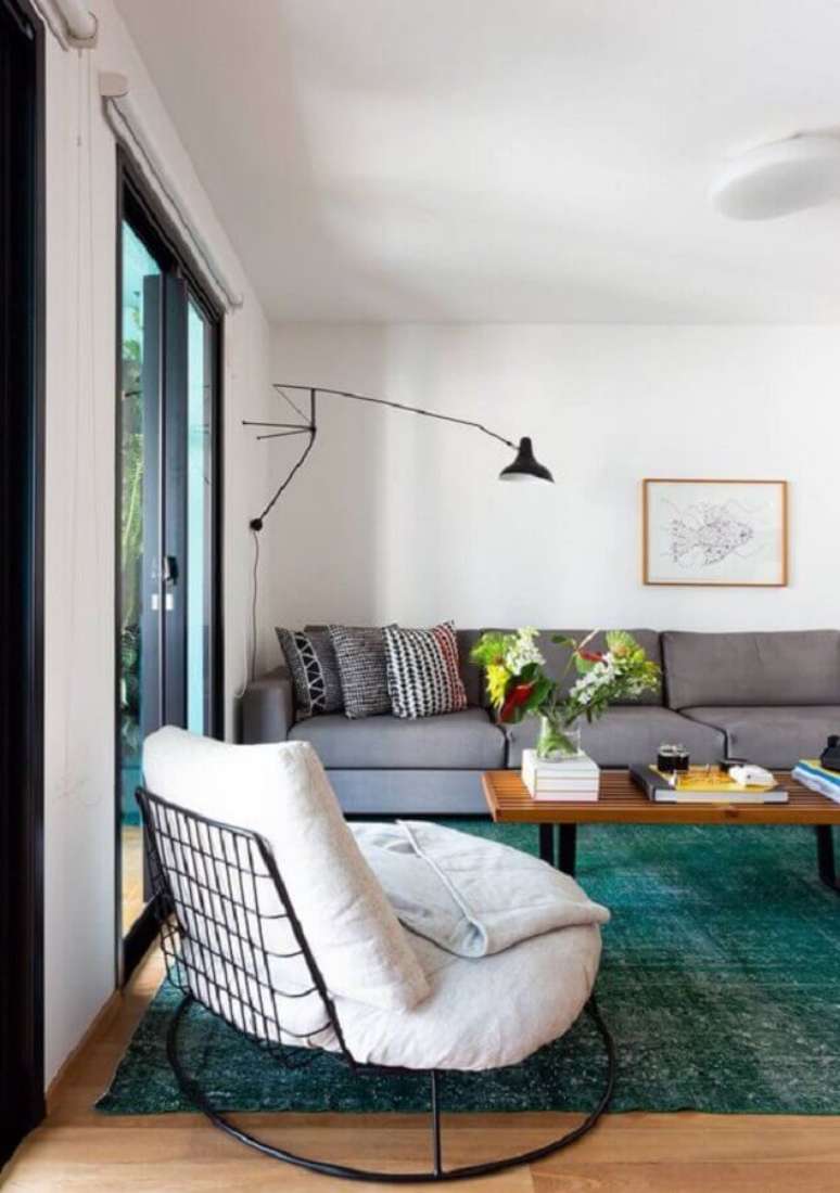 54. Poltrona decorativa branca para sala decorada com sof&aacute; cinza e tapete verde &ndash; Foto: Leila Viegas