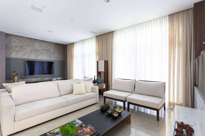 53. Poltrona branca para sala moderna decorada com painel para TV – Foto: Alex Bonilha