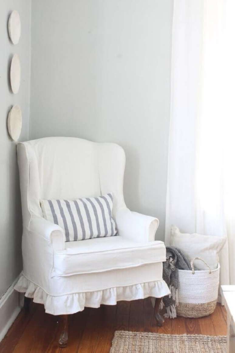 17. Decoração de cantinho de leitura com poltrona branca confortável – Foto: Lonny Magazine