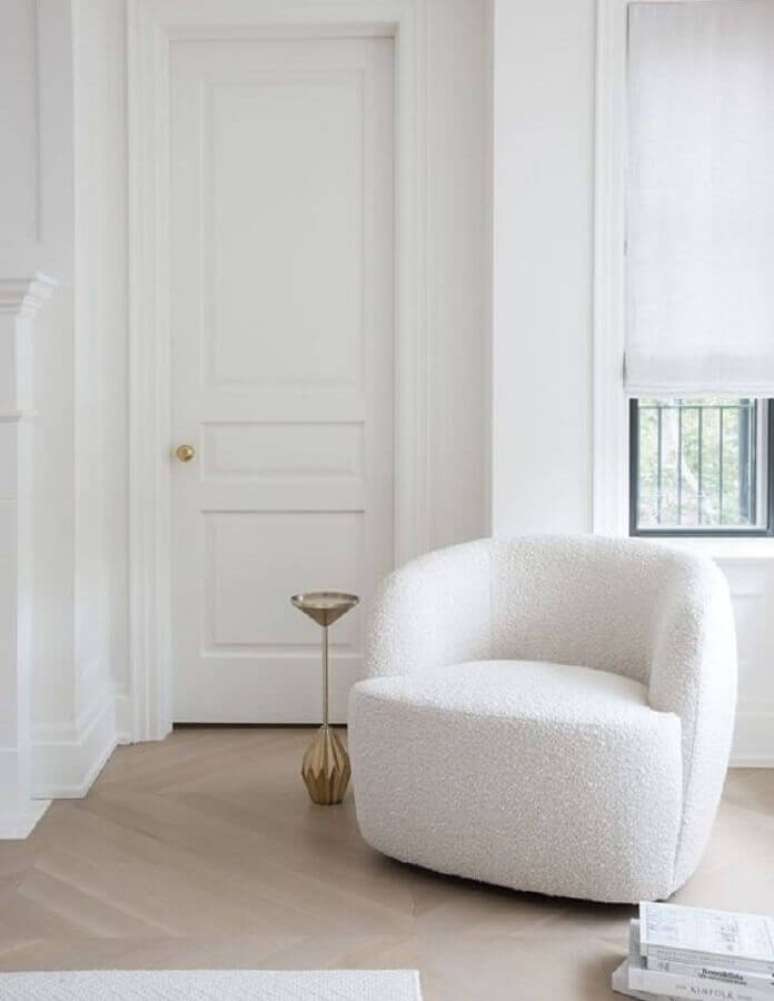 1. Decoração clean para quarto com poltrona branca confortável – Foto: Apartment Therapy