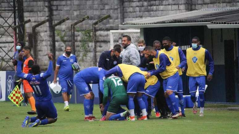 Jogadores do Serrano comemoram gol na vitória em estreia na Série B1 do Cariocão (Foto: Gladstone Lucas / Serrano FC)