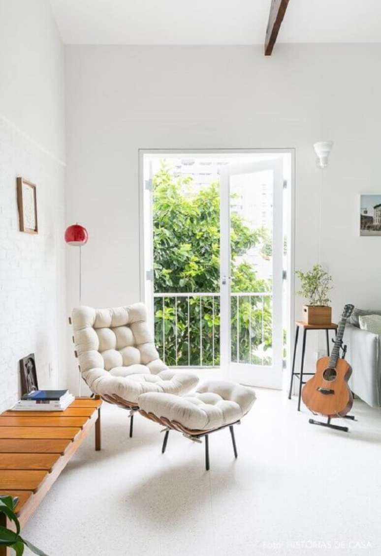 58. Sala de estar clean decorada com poltrona branca com puff – Foto: Isadora Fabian e Gisele Rampazzo