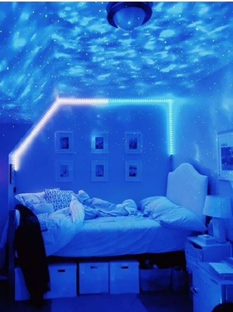 43. Quarto neon imerso em tons de azul. Fonte: Vamos Mam&atilde;es
